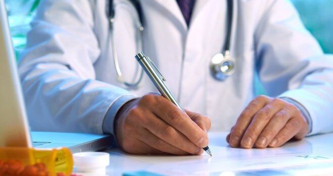 Ο γιατρός συνταγογραφεί θεραπεία σε ασθενή με παράσιτα κάτω από το δέρμα